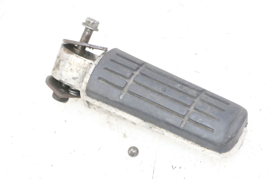photo de REAR RIGHT FOOTREST YAMAHA FZS FAZER 600 (2001 - 2003)