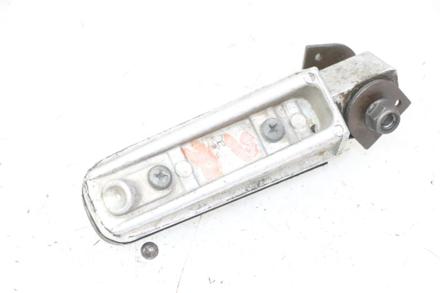 photo de REAR RIGHT FOOTREST YAMAHA FZS FAZER 600 (2001 - 2003)