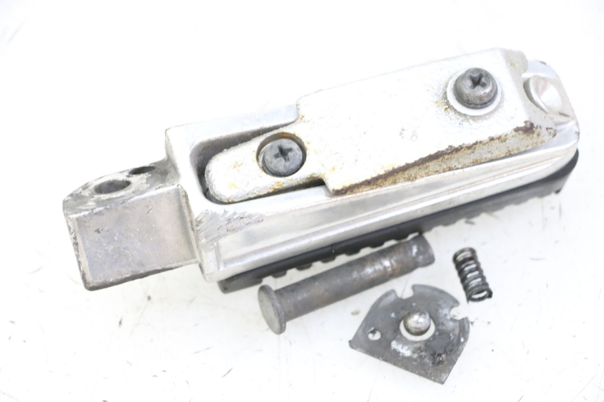 photo de REAR RIGHT FOOTREST YAMAHA XJ6 600 (2008 - 2016)