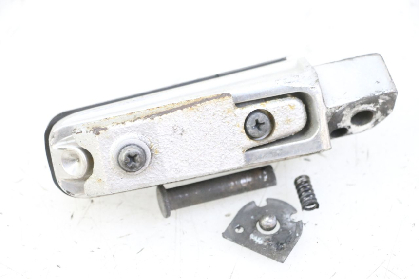 photo de REAR RIGHT FOOTREST YAMAHA XJ6 600 (2008 - 2016)