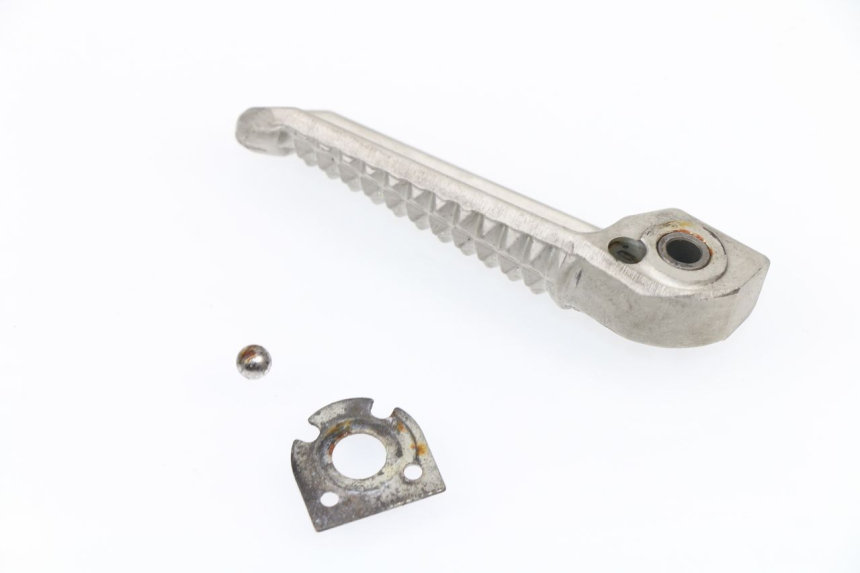 photo de REAR RIGHT FOOTREST YAMAHA YZF R1 1000 (2002 - 2003)