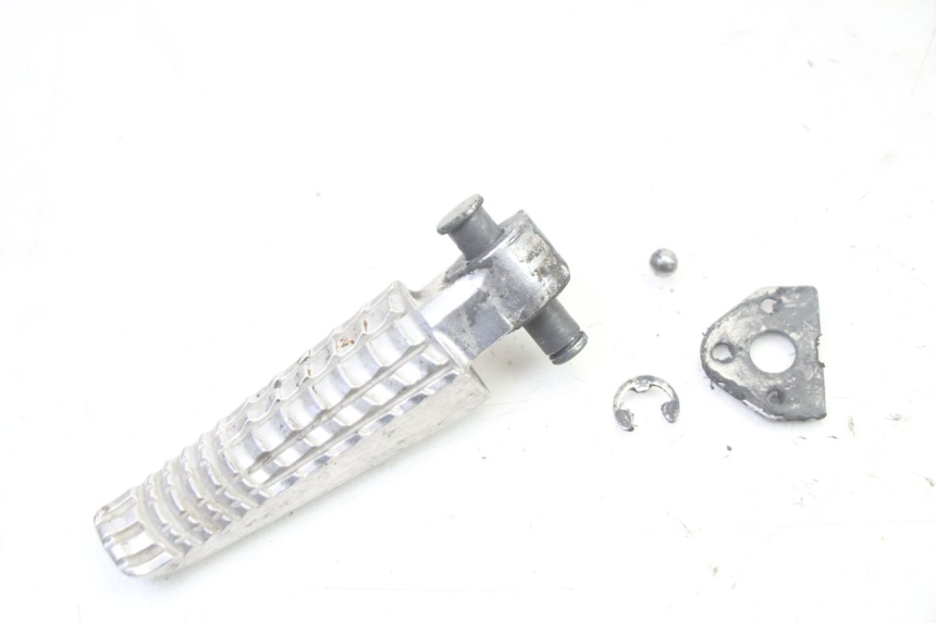 photo de REAR LEFT FOOTREST SUZUKI GSR 750 (2011 - 2017)
