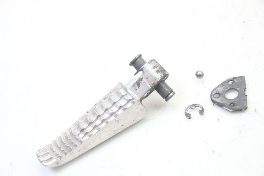 photo de REAR LEFT FOOTREST SUZUKI GSR 750 (2011 - 2017)