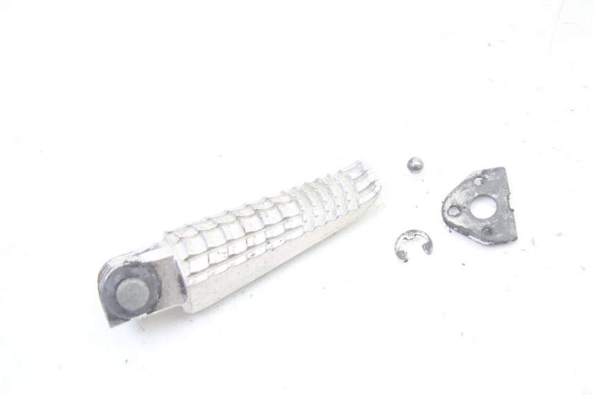 photo de REAR LEFT FOOTREST SUZUKI GSR 750 (2011 - 2017)