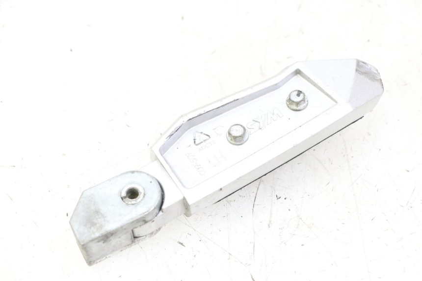 photo de REAR LEFT FOOTREST SYM JOYMAX 125 (2010 - 2017)