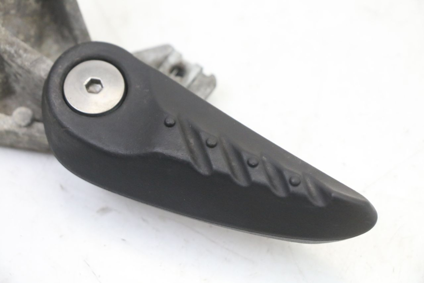 photo de REAR LEFT FOOTREST MBK OVETTO ONE 2T 50 (2013 - 2017)