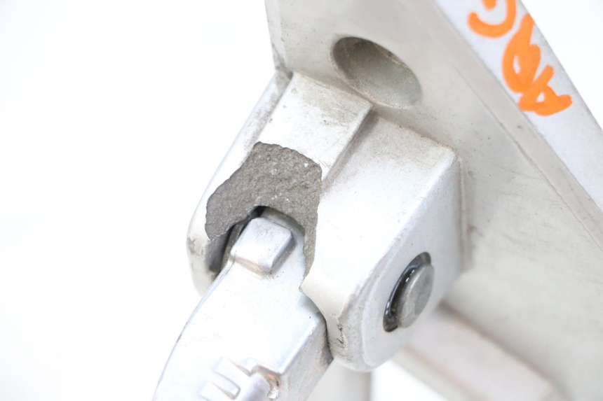 photo de REAR LEFT FOOTREST PEUGEOT SPEEDFIGHT 4 4T EFI 50 (2021 - 2025) - Technical close-up