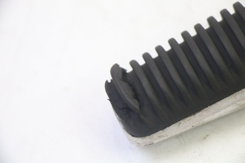 photo de REAR LEFT FOOTREST YAMAHA X-MAX XMAX 250 (2006 - 2009)