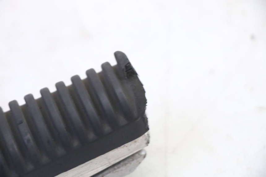 photo de REAR LEFT FOOTREST YAMAHA XJ6 ABS 600 (2008 - 2016)