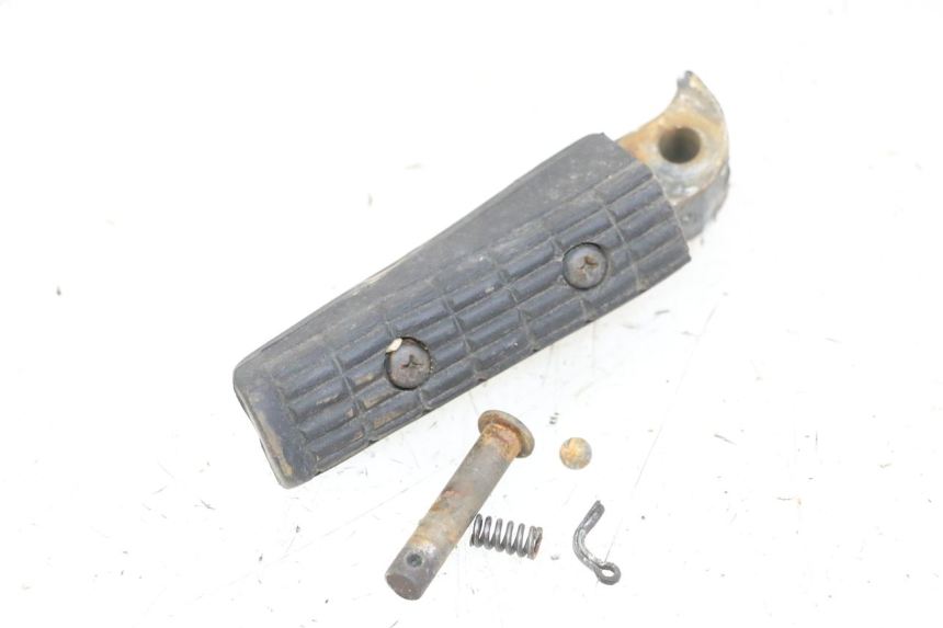 photo de REAR LEFT FOOTREST YAMAHA XJN DIVERSION 600 (2000 - 2003)