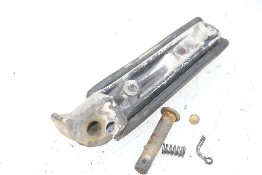 photo de REAR LEFT FOOTREST YAMAHA XJN DIVERSION 600 (2000 - 2003)