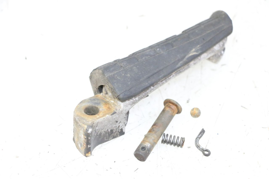 photo de REAR LEFT FOOTREST YAMAHA XJN DIVERSION 600 (2000 - 2003)