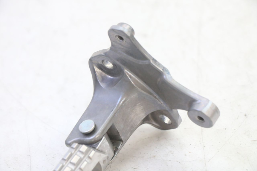 photo de REAR LEFT FOOTREST YAMAHA XMAX X-MAX 125 (2021 - 2025)