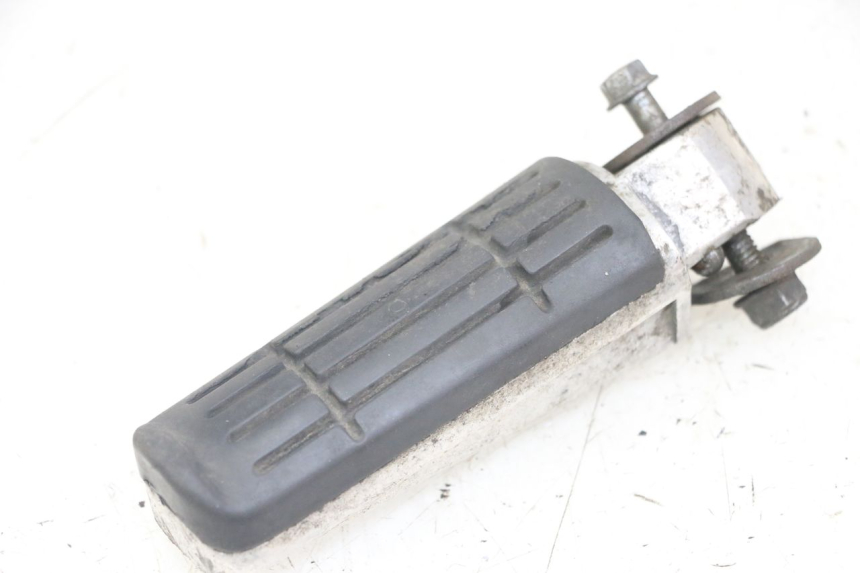 photo de REAR LEFT FOOTREST YAMAHA FZS FAZER 600 (2001 - 2003)