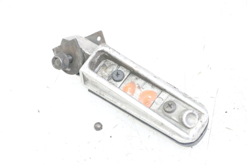 photo de REAR LEFT FOOTREST YAMAHA FZS FAZER 600 (2001 - 2003)