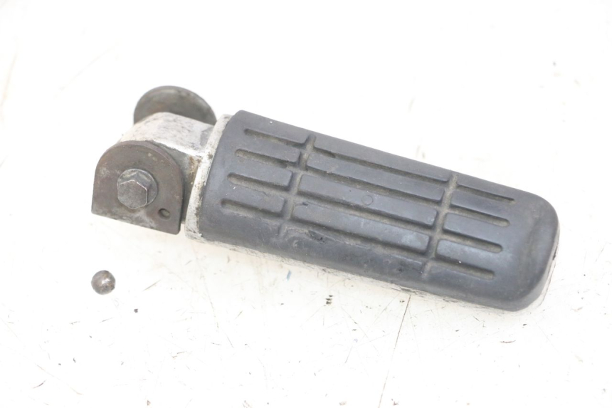 photo de REAR LEFT FOOTREST YAMAHA FZS FAZER 600 (2001 - 2003)