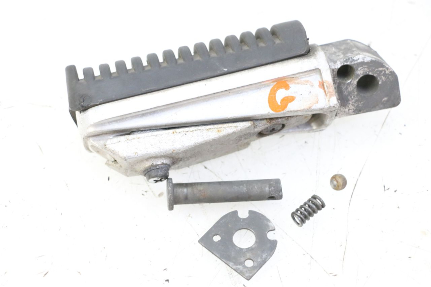photo de REAR LEFT FOOTREST YAMAHA XJ6 600 (2008 - 2016)