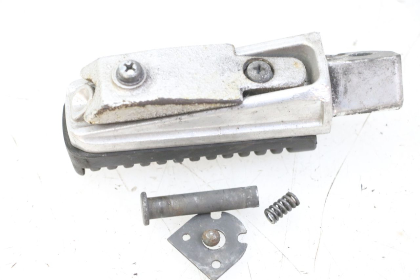 photo de REAR LEFT FOOTREST YAMAHA XJ6 600 (2008 - 2016)