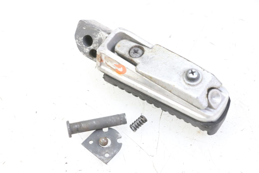 photo de REAR LEFT FOOTREST YAMAHA XJ6 600 (2008 - 2016)