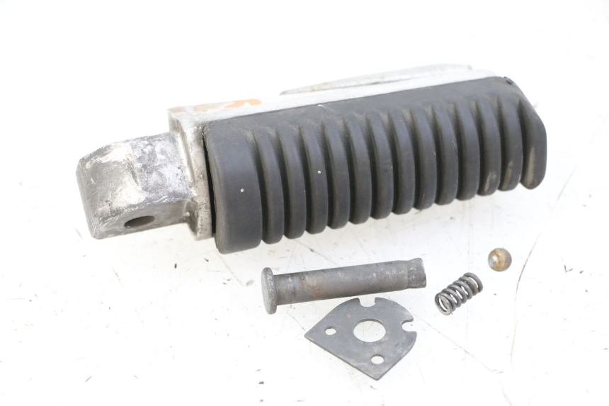 photo de REAR LEFT FOOTREST YAMAHA XJ6 600 (2008 - 2016)