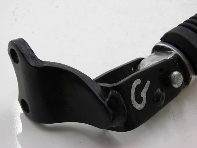 photo de REAR LEFT FOOTREST YAMAHA XMAX X-MAX 125 (2006 - 2009)
