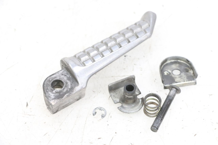 photo de REAR LEFT FOOTREST KAWASAKI ZR 7 750 (1999 - 2001) - Zoom on usage condition