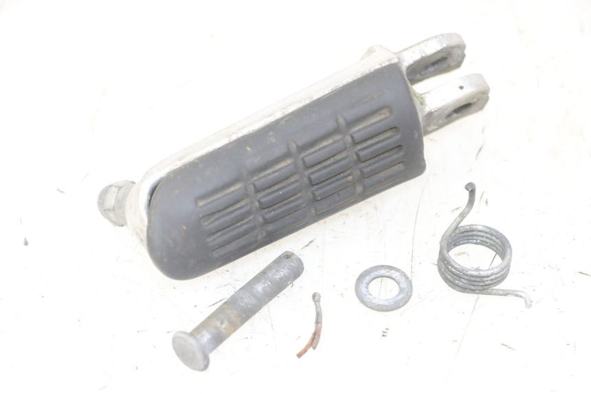 photo de FRONT RIGHT FOOTREST HONDA CBF 500 (2004 - 2007)