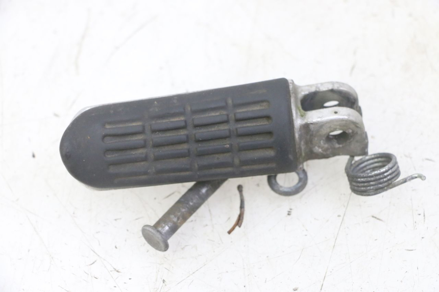 photo de FRONT RIGHT FOOTREST HONDA CBF 500 (2004 - 2007)