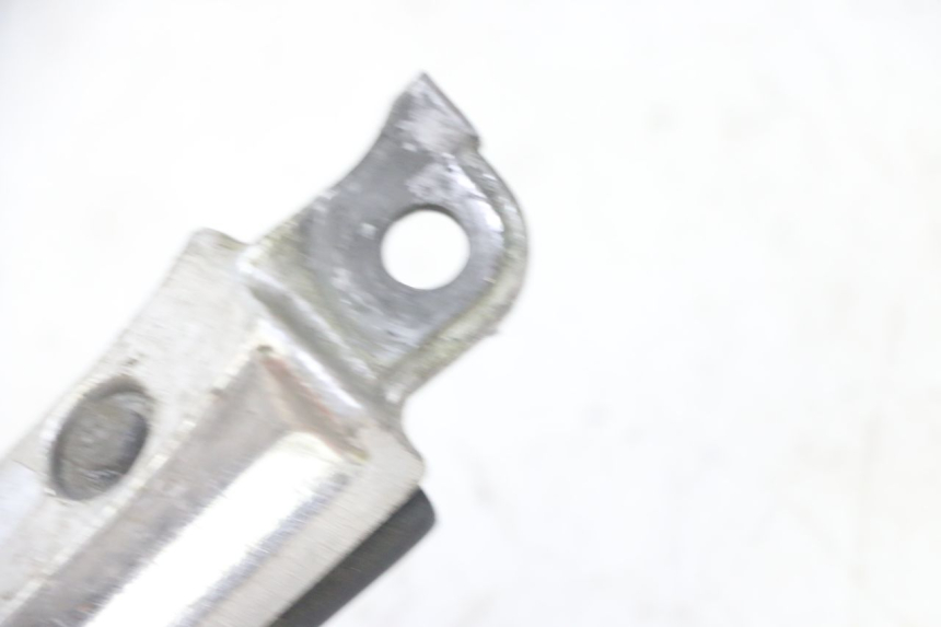 photo de FRONT RIGHT FOOTREST HONDA CBF 500 (2004 - 2007)