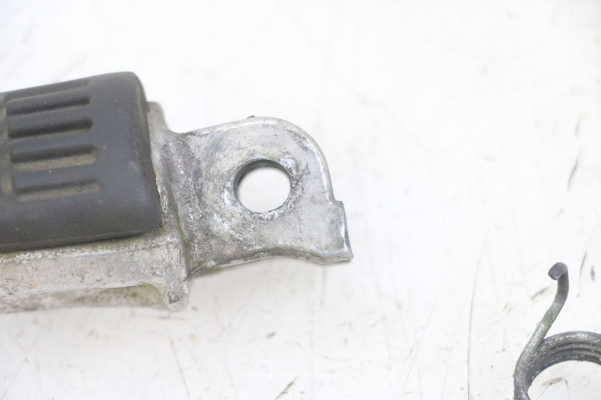 photo de FRONT RIGHT FOOTREST HONDA CBF 500 (2004 - 2007)