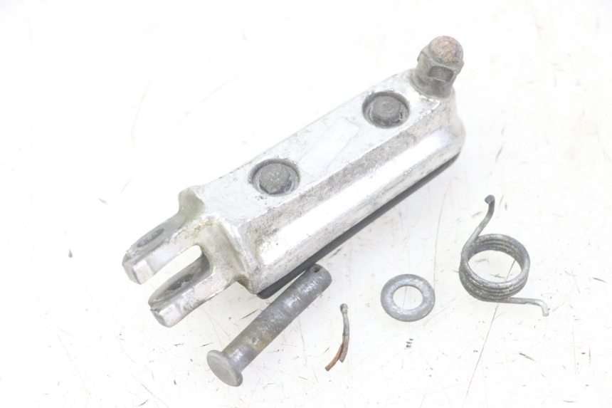 photo de FRONT RIGHT FOOTREST HONDA CBF 500 (2004 - 2007)