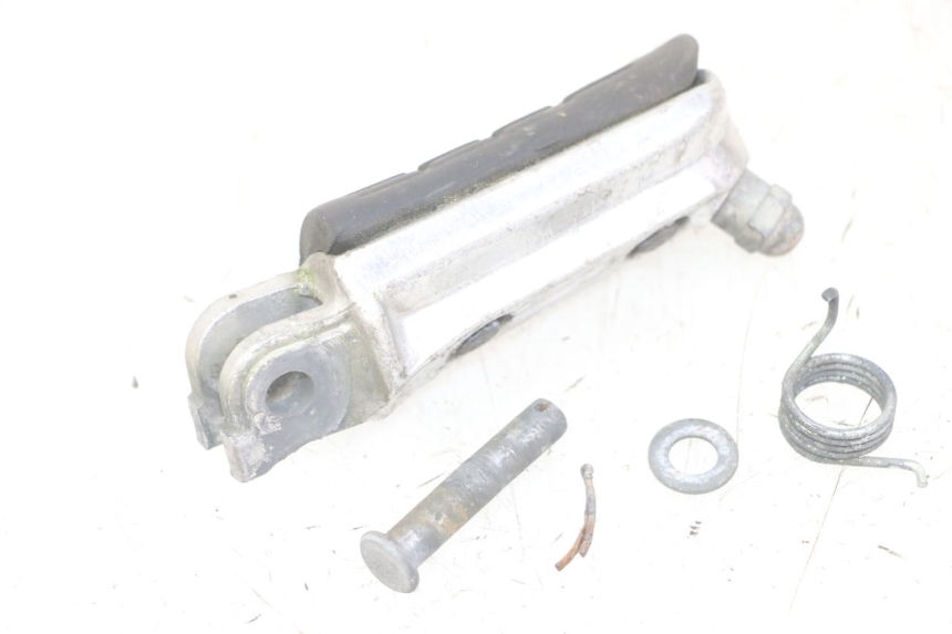photo de FRONT RIGHT FOOTREST HONDA CBF 500 (2004 - 2007)
