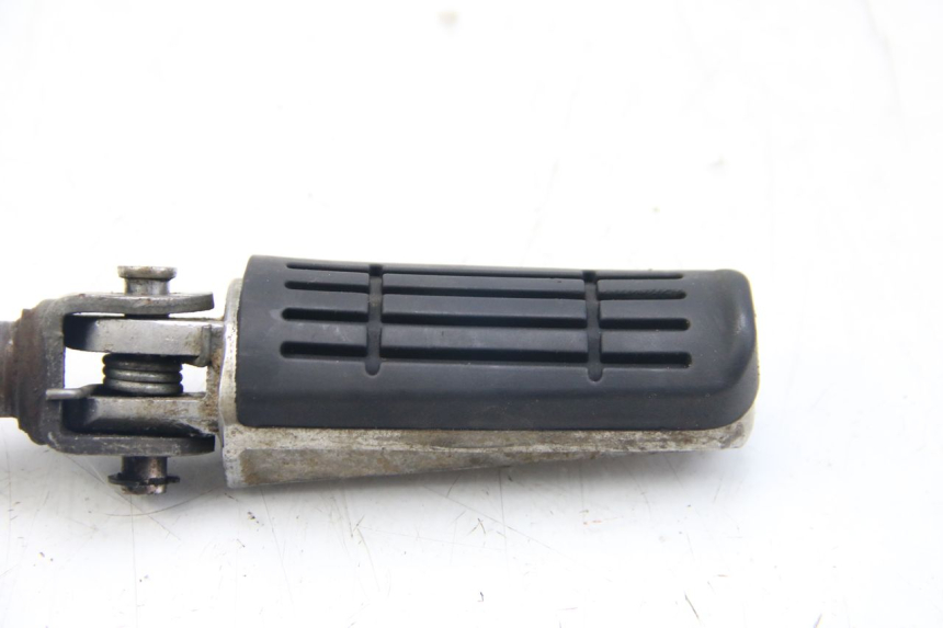 photo de RIGHT FRONT FOOTREST YAMAHA FZS FAZER 600 (2001 - 2003)