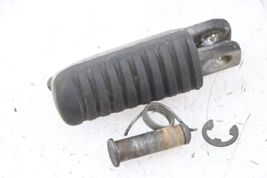 photo de RIGHT FRONT FOOTREST KAWASAKI ZR7 ZR-7 S 750 (1999 - 2004)