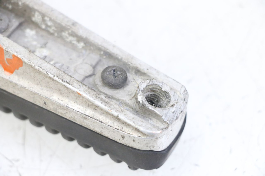 photo de FRONT RIGHT FOOTREST YAMAHA XJ6 ABS 600 (2008 - 2016)