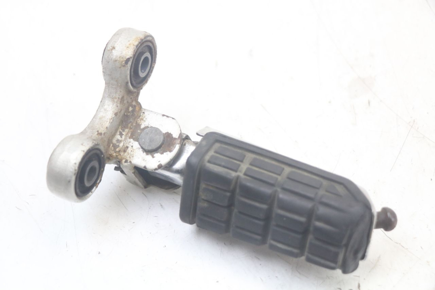 photo de RIGHT FRONT FOOTREST YAMAHA FJ 3CX 1200 (1986 - 1996)