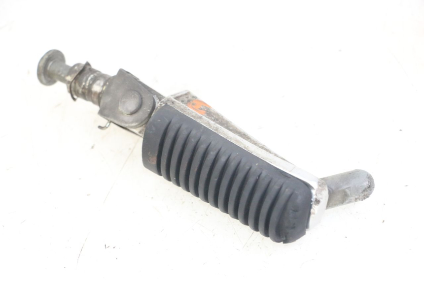 photo de RIGHT FRONT FOOTREST YAMAHA FZS FAZER 600 (2001 - 2003)