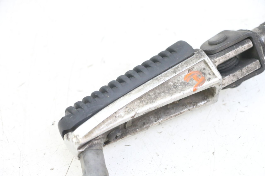 photo de RIGHT FRONT FOOTREST YAMAHA FZS FAZER 600 (2001 - 2003)