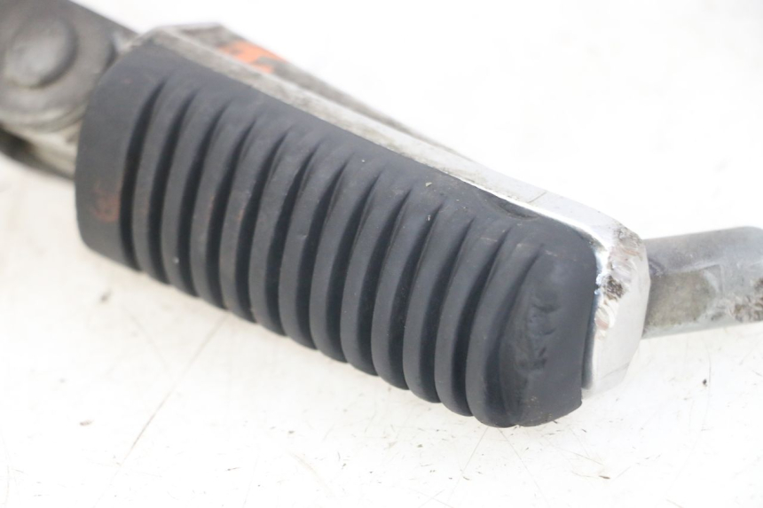 photo de RIGHT FRONT FOOTREST YAMAHA FZS FAZER 600 (2001 - 2003)