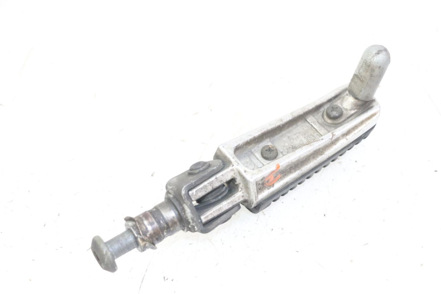 photo de RIGHT FRONT FOOTREST YAMAHA FZS FAZER 600 (2001 - 2003)