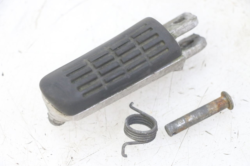photo de FRONT LEFT FOOTREST HONDA CBF 500 (2004 - 2007)