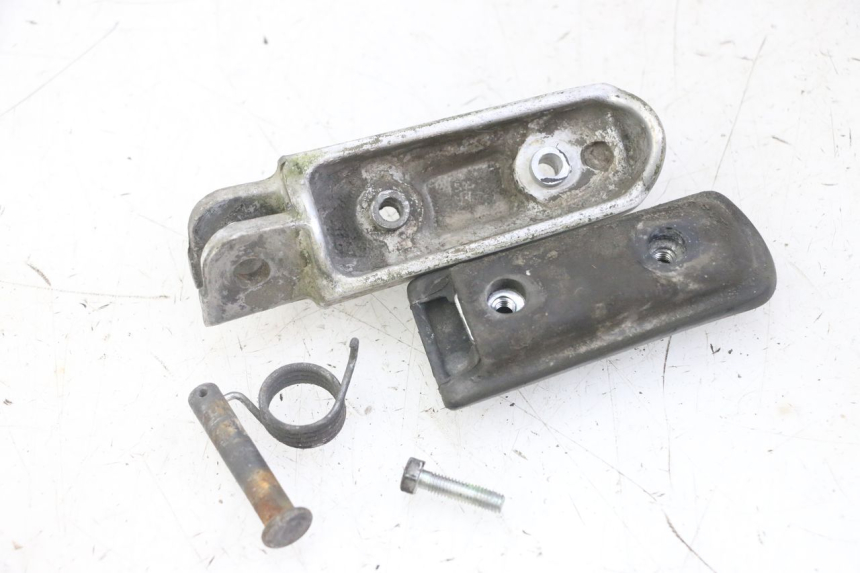 photo de FRONT LEFT FOOTREST HONDA CBF 500 (2004 - 2007)