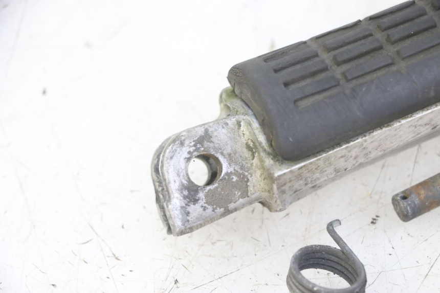 photo de FRONT LEFT FOOTREST HONDA CBF 500 (2004 - 2007)