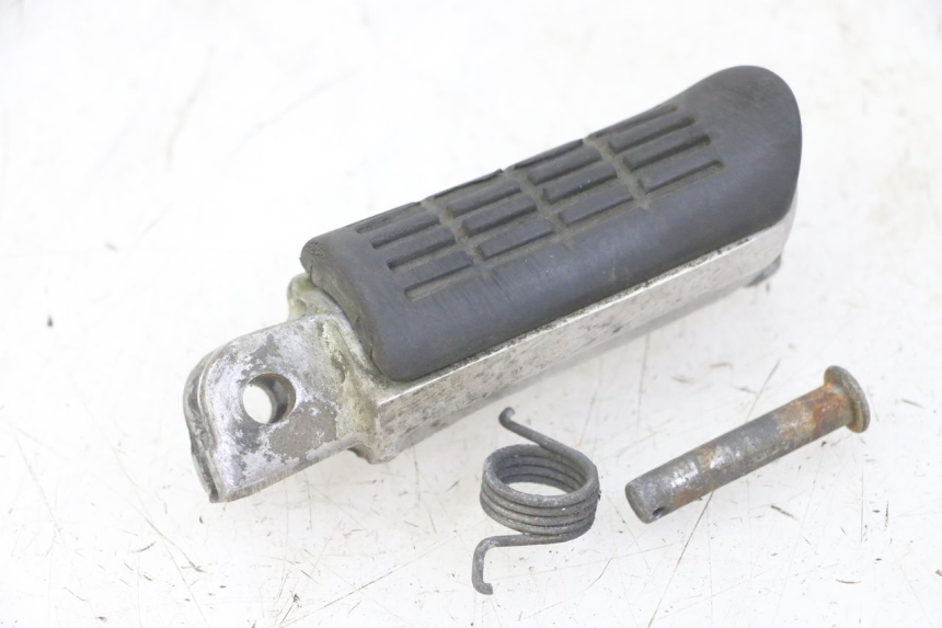 photo de FRONT LEFT FOOTREST HONDA CBF 500 (2004 - 2007)