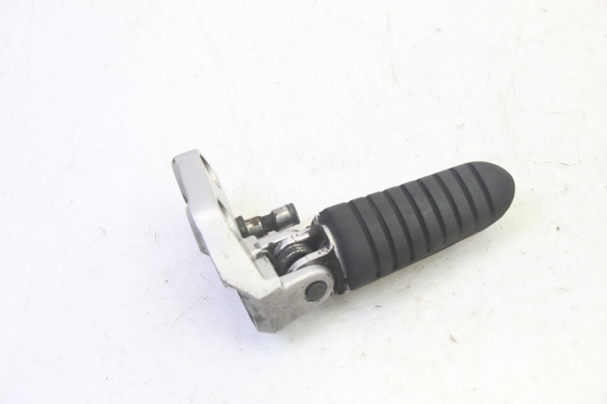 photo de FRONT LEFT FOOTREST SUZUKI DL V STROM 1000 (2002 - 2007) - Alternative perspective