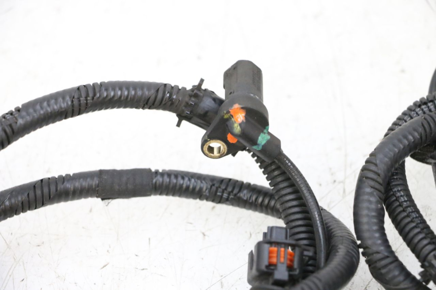photo de FRONT ABS SENSOR PIAGGIO MP3 HPE 300 (2019 - 2026) - Technical close-up
