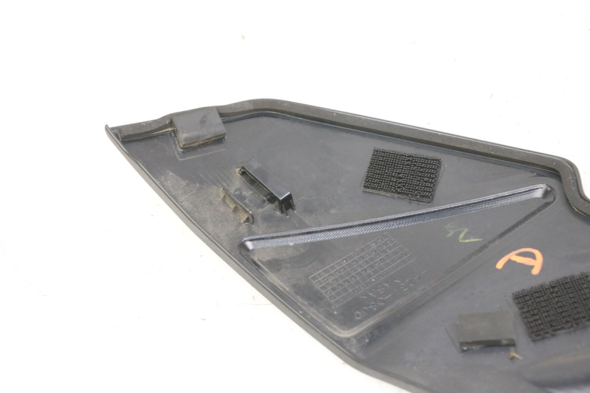 photo de RIGHT TANK FAIRING SUZUKI GSR 750 (2011 - 2017)