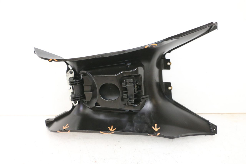 photo de FUEL TANK PANEL PIAGGIO MP3 HPE 300 (2019 - 2026) - Technical close-up