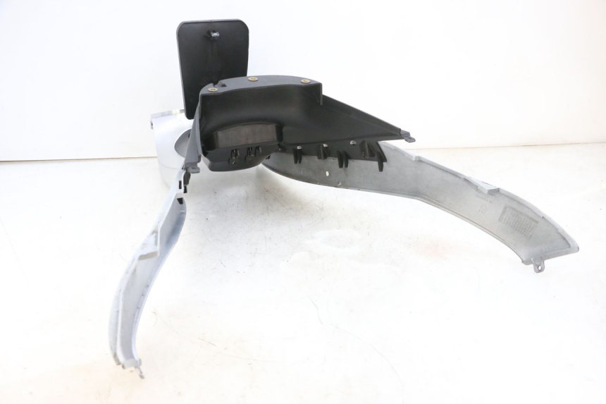 photo de FAIRING TANK PIAGGIO MP3 RL 250 (2006 - 2010) - Fixing points details