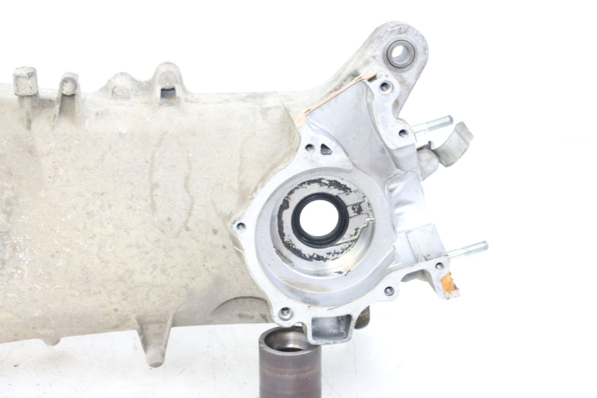 photo de LEFT ENGINE CRANKCASE HONDA FES PANTHEON 2T 125 (1998 - 2002)